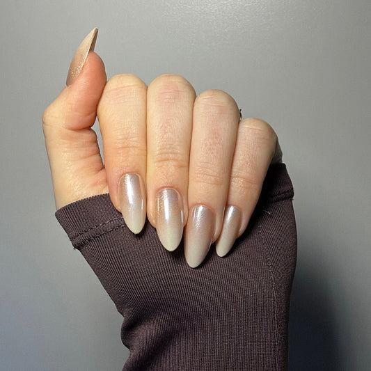 Lange almond nagels met een prachtig nude bruine ombre effect met een shimmer in de nagel.