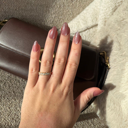 Deze press ons zijn in almond vorm en hebben een mooie oud roze kleur met glitters