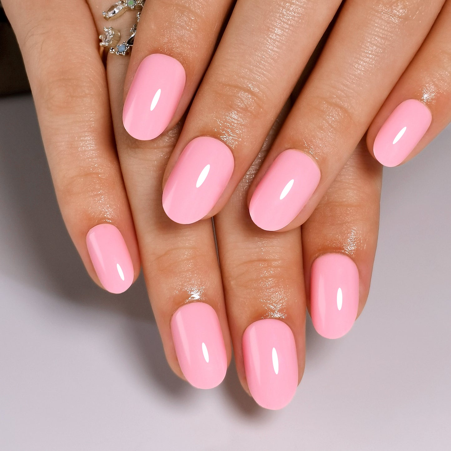 Ovale press on nagels in een mooie roze kleur met een beetje zoetigheid 