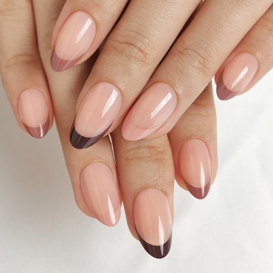 Plaknagels van BIMA Nails, een french manicure met op elke nagel een andere soort bruine tip. 