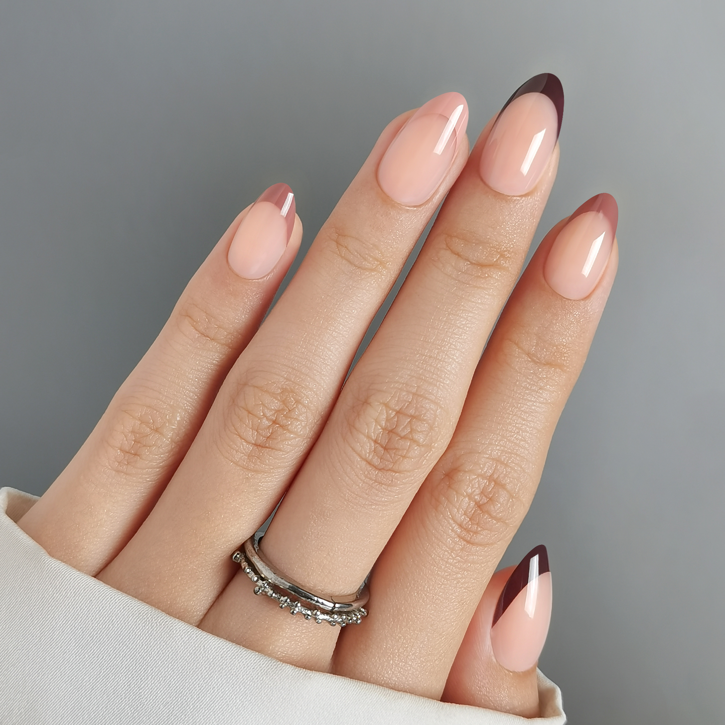 French manicure met elke nagel een andere bruin kleurige tip, press-ons van BIMA Nails