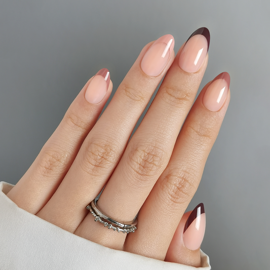 French manicure met elke nagel een andere bruin kleurige tip, press-ons van BIMA Nails