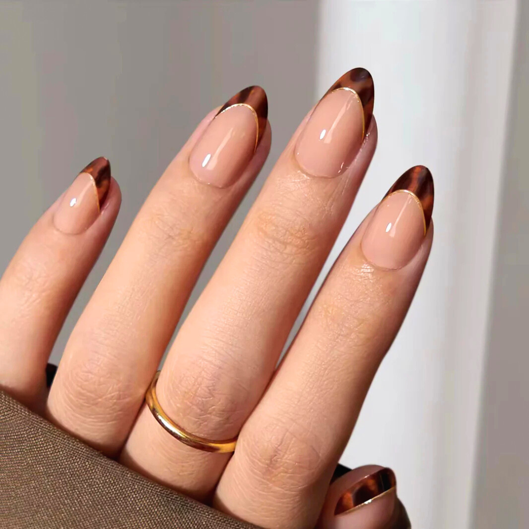 Bruine tortoise tips met een gouden detail press-on nagels. Tijdloos en ook perfect voor de herfst