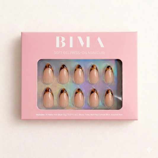 Press-ons in de verpakking met een french manicure maar met tortoise (schildpad) print tips met daaronder een dun goud lijntje