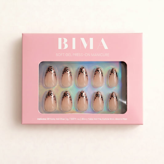 Package shot van almond plaknagels met een french manicure design met panter tips en een subtiele shimmer