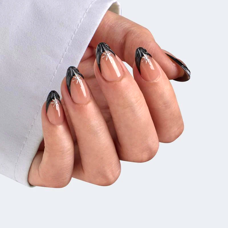 Een prachtige zwarte french manicure met een zilveren sparkle, ook effect in de zwarte tip, dit is ook 3D. 